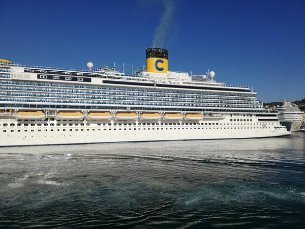 Où trouver les meilleures plages de sable noir pour le surf à Bali, Indonésie ?