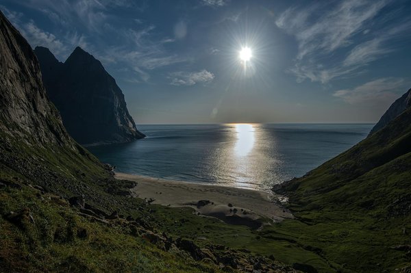 Quels sont les conseils pour camper en toute sécurité près des falaises lors de tempêtes?